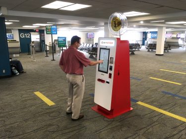 Un distributeur automatique de Bitcoin BTC à l'aéroport international de Miami