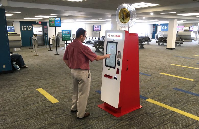 Un distributeur automatique de Bitcoin BTC à l'aéroport international de Miami