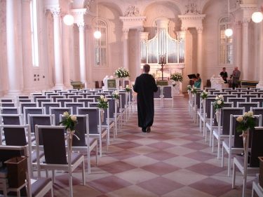 Les pasteurs d'une église faisaient du trading de Bitcoin et roulaient en Lamborghini