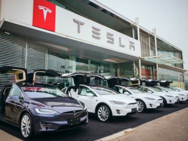 Un youtubeur s'engage à acheter 111 voitures Tesla si Elon Musk accepte le paiement en Bitcoin Cash (BCH)