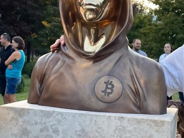 La Hongrie inaugure une statue en l'honneur du créateur du Bitcoin (BTC) Satoshi Nakamoto