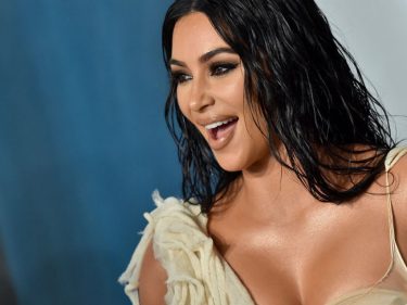 La célébrité Kim Kardashian rappelée à l'ordre par le régulateur britannique pour avoir fait la promotion d'une cryptomonnaie qui pourrait mettre les investisseurs en danger