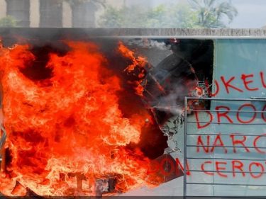 Manifestations au Salvador, la foule brûle un distributeur de Bitcoin