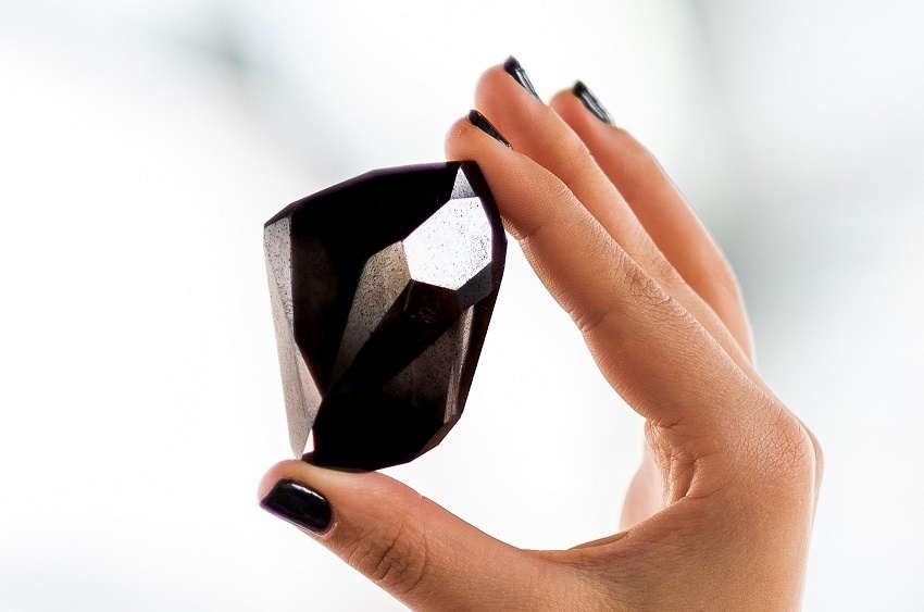 Le diamant noir Enigma de 555,55 carats a été vendu par Sotheby