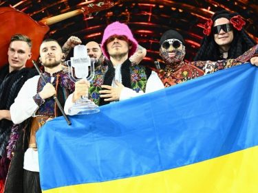 Kalush Orchestra, le groupe de rap-folk qui a remporté le 66e Concours Eurovision de la chanson 2022, a récolté 500 ETH au profit de l'Ukraine en vendant son trophée de cristal