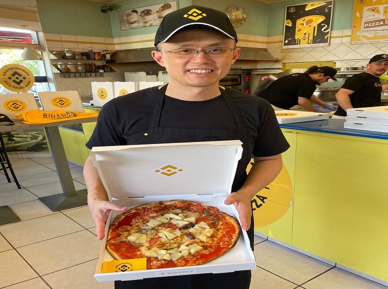 Pour fêter le Bitcoin Pizza Day, le PDG de Binance a servi des pizzas dans un restaurant à Cannes en France