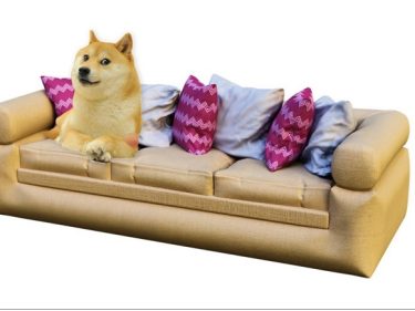 Le canapé du chien mascotte de la cryptomonnaie Dogecoin (DOGE) a été vendu aux enchères pour 21 ETH, environ 30 000 euros
